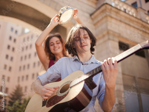 Fototapety Muzyka indie-folk-street-performers-lifestyle-freedom-subculture-independent-alternative-music-singing-and-dancing-having-fun-concept