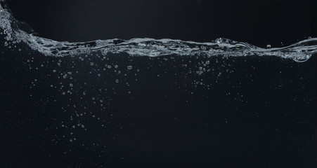  Agua en movimiento sobre fondo negro