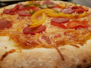 Salami-paprika Pan Pizza, close-up