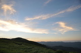 Fototapeta Niebo - 夕暮れの山々　山頂からの眺望　雄大な景色　日の出　日の入り　山脈