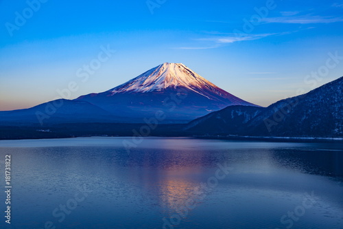Dekoracja na wymiar  gora-fuji-w-zachodzacym-sloncu-nad-jeziorem-motosu-prefektura-yamanashi