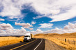 Landschaft USA Westen mit weißem Truck