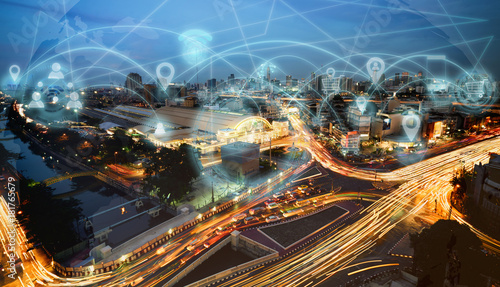 Fotografía Smart city and internet wireless communication network with icon