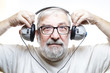 Starszy mężczyzna z słuchawkami do badania słuchu