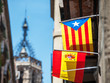 Barcelona Fahnen von Katalanien und Spanien am Fenster
