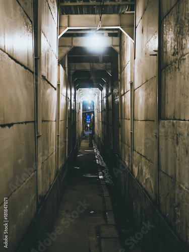 Zdjęcie XXL straszny tunel idący sam ciemne światła