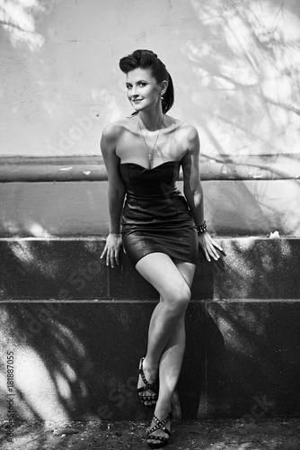 Photographie Belle fille dans une robe en cuir dans le rock and roll slyle, photo noir et bla