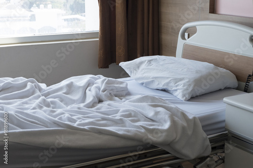 Zdjęcie XXL Biały Cierpliwy łóżko w ładnej sala szpitalnej Biały Cierpliwy łóżko w ładnej sala szpitalnej.