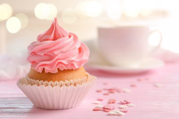 Poster - Yummy cupcake on blurred background