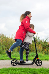 Wall Mural - faire de la trottinette avec maman