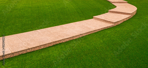 Vorgarten Mit Gartenweg Und Aussentreppe Aus Granit Und Kunstrasen