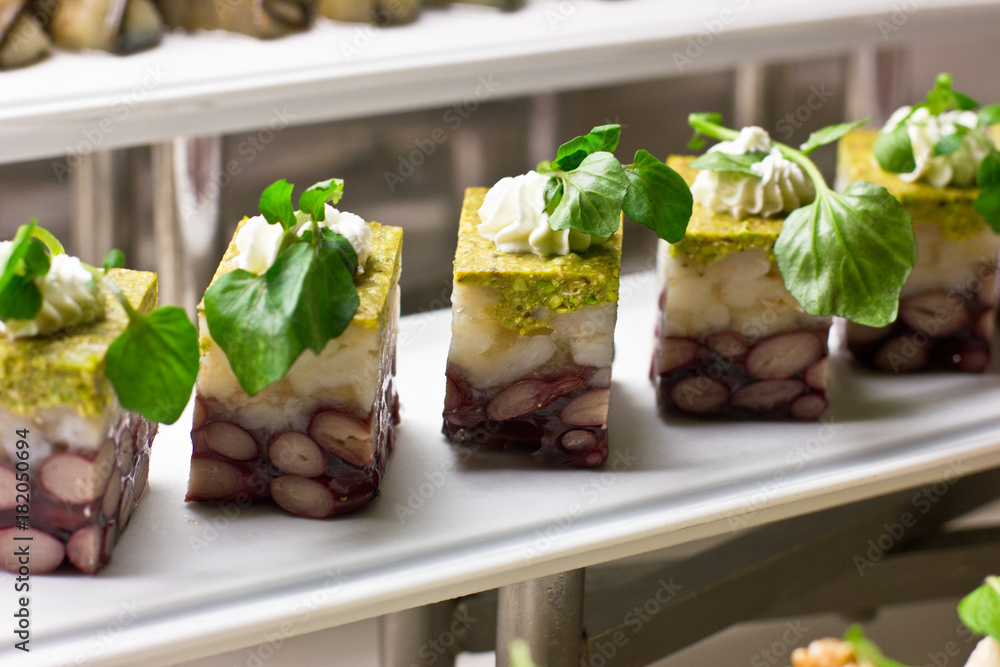 Octopus with pistachios and rucola leaves with white sauce の Stock フォト ...