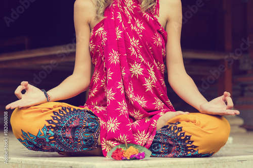 Cuadros en Lienzo Woman holding canang sari - offering for Gods