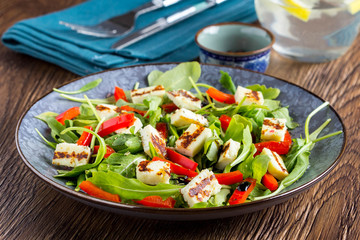 Canvas Print - Salad with grilled cheese, spinach, tomatoes, pepper, paprika, tatsy lunch diet dish