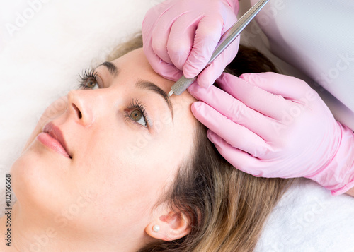 Fotografering Augenbrauen werden mit organischen Permanent Make up Farben mit Blades im Kosme