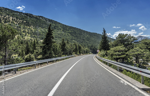 Zdjęcie XXL Wiejska droga przez skaliste góry i las.