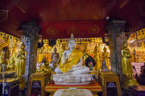 Zdjęcie XXL Piękna świątynia położona w północnej Tajlandii, przedstawiająca przełom i strukturę, które są zapierające dech w piersiach i wyjątkowe