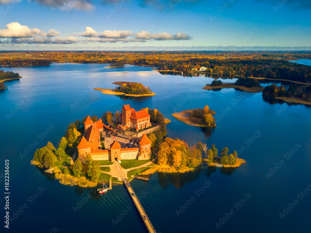 Beautiful drone landscape image of Trakai castle - obrazy, fototapety, plakaty 