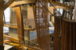 alter teilmaschineller Jacquard-Webstuhl aus Holz mit Lochkartensteuerung und eingelegten Fäden