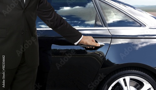 Photographie Driver hand opening car door