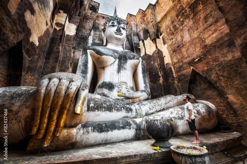 Fotomural Wat Si Chum Buddha Statue in Sukhothai, Thailand