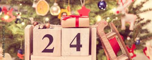 Fotografía Vintage photo, Date 24 December, wrapped gifts and christmas tree with decoratio