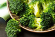 Brokkoli gegart in einer Schüssel mit Küchentuch im Hintergrund
