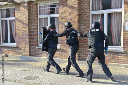 Fotografía tueur tuerie simulation exercice Police urgence secours ambulance blesses arme A