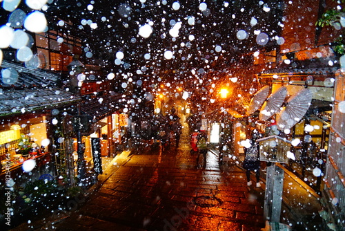 京都祇園二年坂の雪景色 Stock Photo Adobe Stock 京都祇園二年坂の雪景色 Stock Photo Adobe Stock
