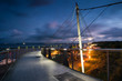 Fußgängerbrücke über dem Hafen von Sassnitz auf Insel Rügen am Abend