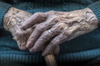 © victoria - Manos de mujer anciana sosteniendo bastón de madera