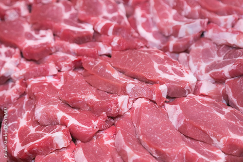 Zdjęcie XXL Świezi surowi wieprzowina kotleciki przy masarka sklepem