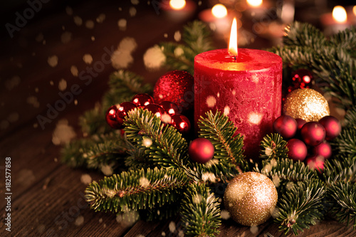 Cuadros en Lienzo Adventskerze mit Weihnachtsschmuck und Schnee