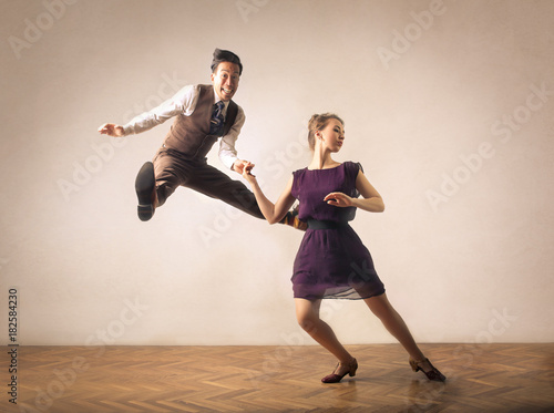Plakaty Swing  piekna-para-tanczy-razem