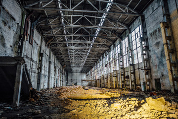  Opuszczona duża hala przemysłowa ze śmieciami. Fabryka koparek Woroneż