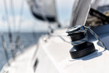 Fototapete - Winsch auf einer Segelyacht