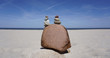 Steinpyramiden am Strand der Ostsee