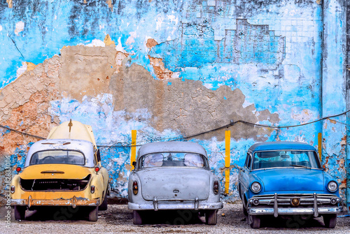 Obrazy vintage   trzy-stare-samochody-w-hawanie