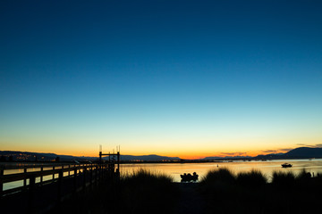 Poster - Stimmungsvolles Licht nach dem Sonnenuntergang auf Sidney Island, Vancouver Island, British Columbia, Kanada.