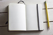 © paulomgodoy - Caderno em branco aberto com lápis apontado amarelo em cima