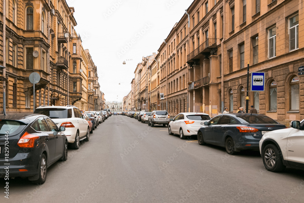 Petersburg, Russia - June 30, 2017: movement of cars on the streets of the city. - obrazy, fototapety, plakaty 