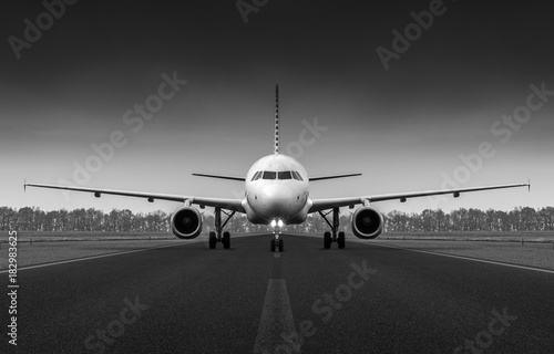 Láminas Airplane on the runway preparing to take off