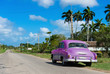 Amerikanischer pinkfarbener Chevrolet Oldtimer parkt am Strassenrand in der Provinz Villa Clara in Cuba - Serie Cuba Reportage
