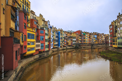 Plakat Rząd kolorowych domów nad rzeką