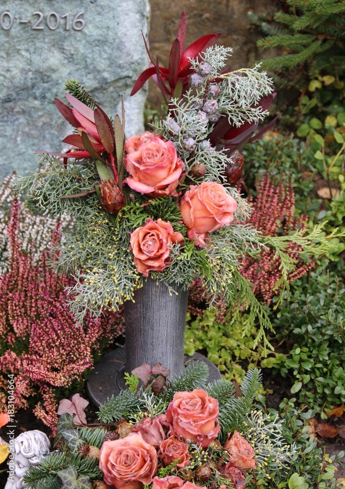 Stock-Foto „ Blumen auf einem Grab im Winter “