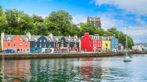 Cuadros en Lienzo Tobermory in a summer day, capital of the Isle of Mull in the Scottish Inner Hebrides