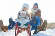canvas print picture - Glückliche Familie beim rodeln im Winter