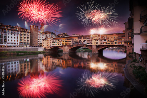 Zdjęcie XXL z okazji Sylwestra we Florencji we Włoszech - wybuchowe fajerwerki wokół ponte vecchio na rzece arno