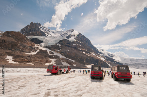 Fotografía Ice Explorers on icefield