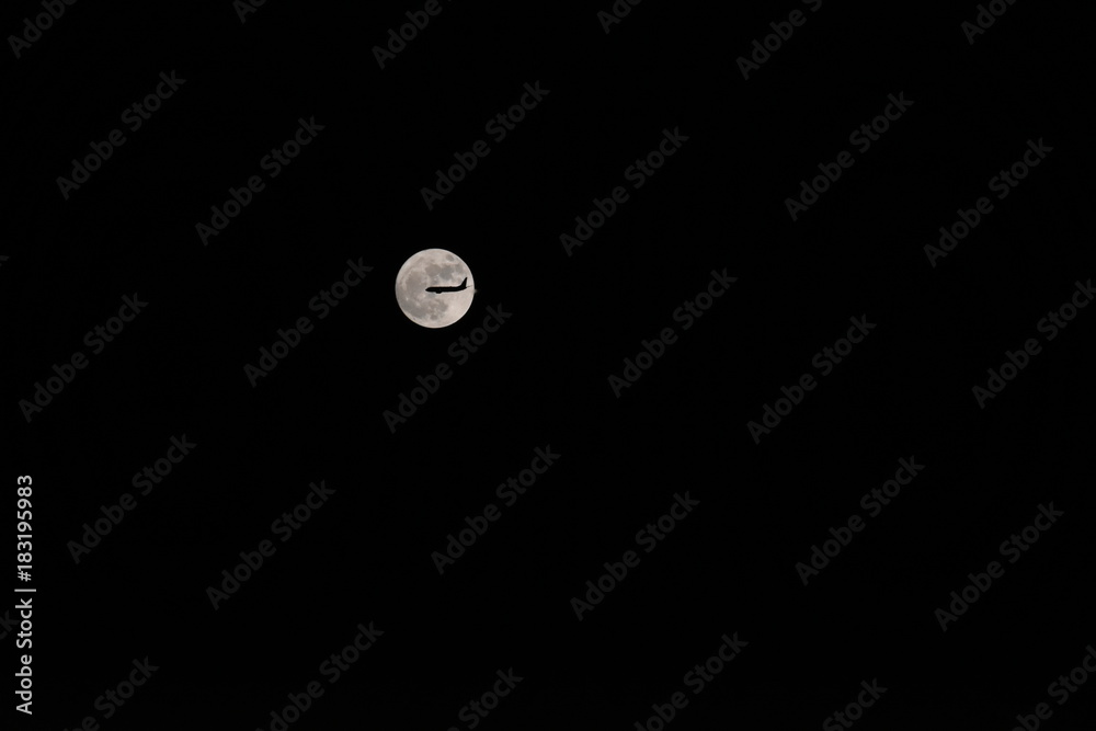 神秘の光景 月と重なった飛行機 黒い部分に白抜きタイトルスペース 文字入れスペース Wall Mural Ryuji